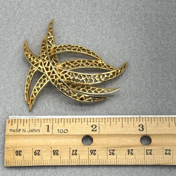 Vintage Crown Trifari Brooch Gold Tone Filigree Whimsical Atomic 3D Open Work - Picture 6 of 6